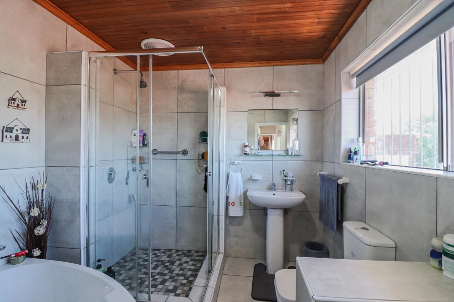 4 Bedroom Property for Sale in De Kelders Western Cape